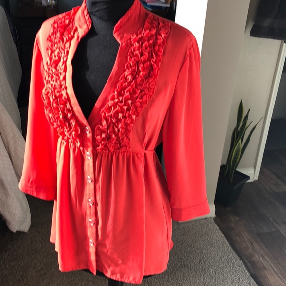 Striking blouse! - Picture 1 of 7